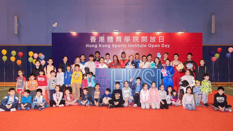 <p>Dr Trisha Leahy BBS, Chief Executive of the HKSI (Back row, 10<sup>th</sup> from right), took a group photo with elite athletes at the opening ceremony, including (from left) Tse Ying-suet (Badminton), Chan Tsin-nam (Skating), Lai Chun-ho (Athletics), Ng Lok-wang (Fencing), Robbie Capito (Billiard Sports), Choi Wan-yu (Karatedo), Wong Chi-him (Squash), Masuda Sheena Jade Karrasch (Tennis), Law Leong-tim (Triathlon), Lee Chun-ting (Windsurfing), Tseng Tak-hin, Wu Siu-hong (Tenpin Bowling), Chan Kin-lok (Swimming), Hugo Christopher (Rugby Sevens), Mok Uen-ying (Wushu), Ng Kiu-chung (Gymnastics), and Chung Yuen-ping (Sports for Athletes with Disabilities) and Chiu Hin-chun (Rowing), who shared their training experiences with the audience.</p>
